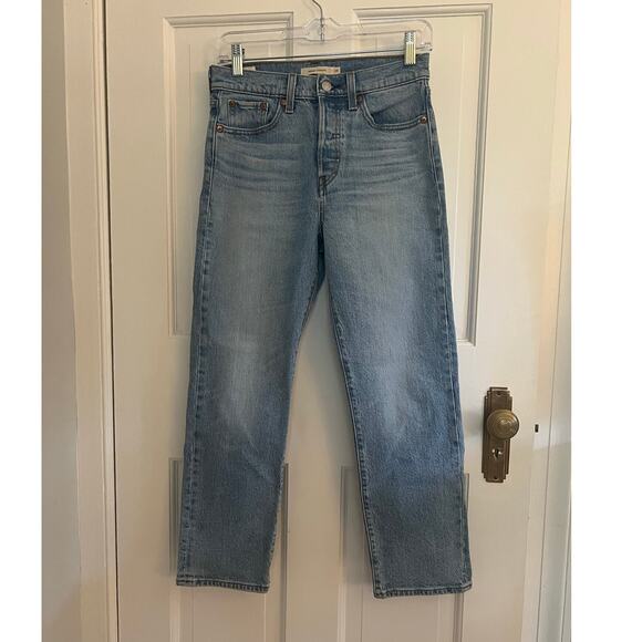 Levis Premium Women's 26 Wedgie Straight Leg Jeans Crop Denim Medium Wash - Picture 1 of 15